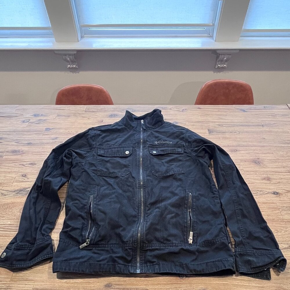 Columbia Black Zipper Jacket in Large with 4 pockets